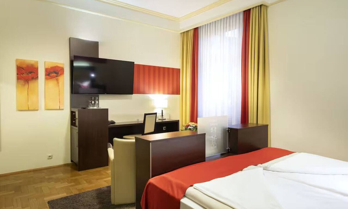 Zentrum Hotel | Prime Location | Heart Of Bonn | Junior Suite | Pet-Friendly Stay!