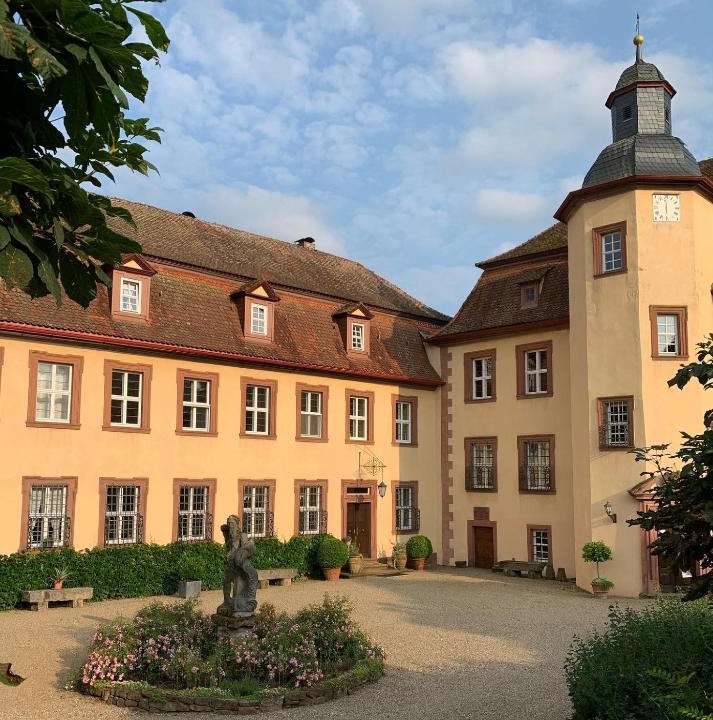Zeitlofs Apartment | Private apartment in historic castle from 1608 with tenniscourt