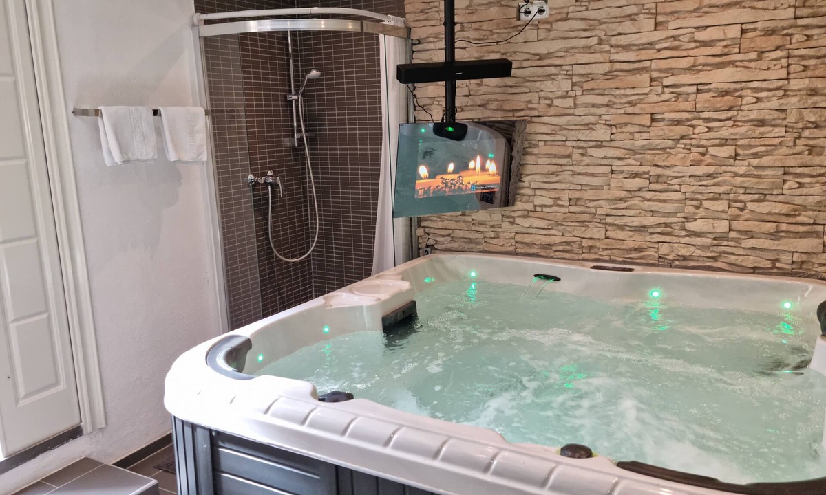 Seeshaupt Apartment | Private Spa, Sauna, and Hot Tub at the Seeshaupt Wellness Apartment