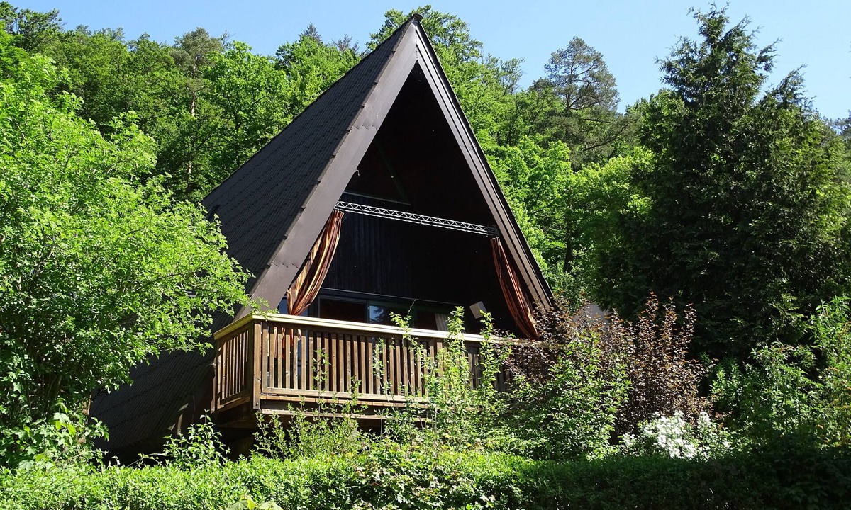 Kinding House | Pure nature: bright comfort house between bathing lake and forest, with a sunny XXL loggia