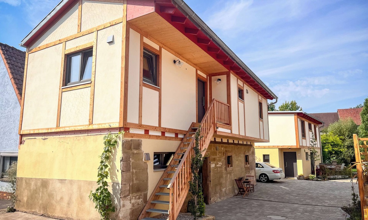 Hofheim in Unterfranken Apartment | Pure relaxation: stylish nature retreat with sauna & chicken idyll