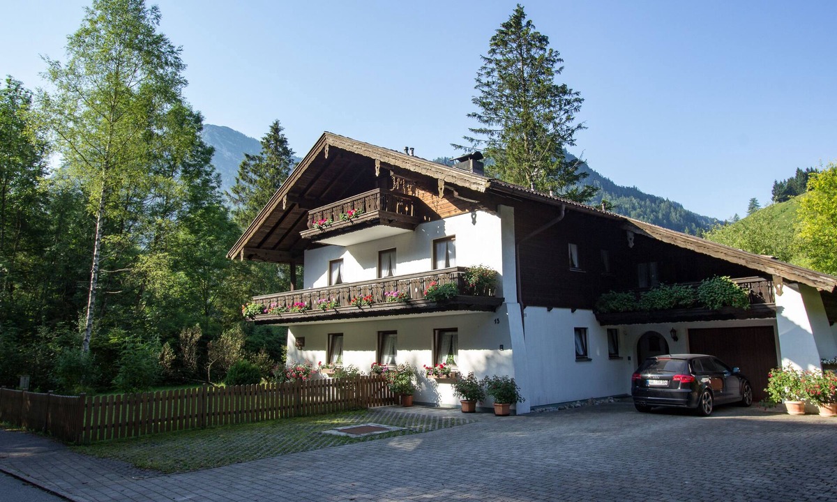 Weissbach an der Alpenstrasse Apartment | Quiet, centrally located apartment with sunny balcony