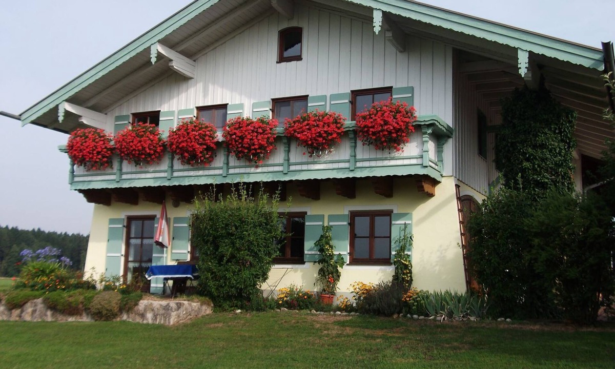 Pittenhart Apartment | Quietly located first floor apartment with private terrace and mountain view