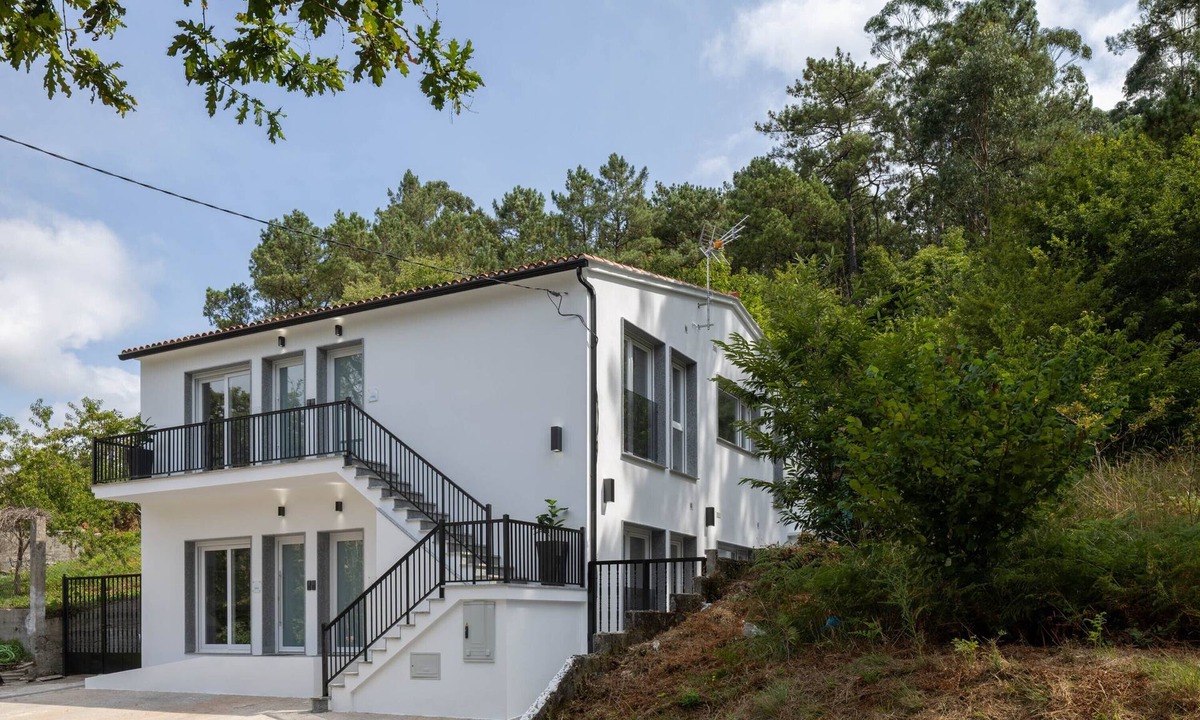 Rates Apartment | Ría De San Cosme María Apartment with Mountain Views, Shared Garden & Air Conditioning