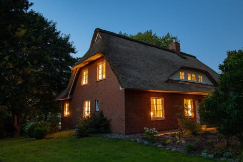 Breiholz House | Reetdachhaus direkt am Wasser