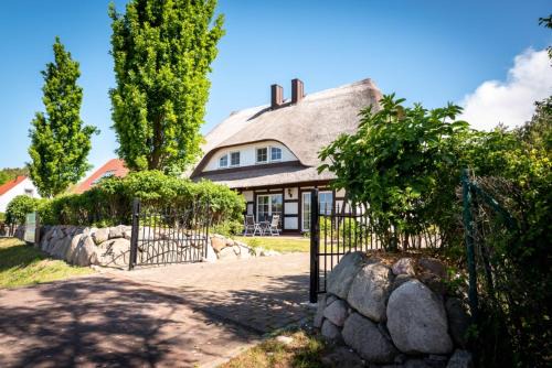 Rankwitz House | Reethus-am-Hafen Reetdachhaus Hafenblick mit Garten und Blick aufs Wasser