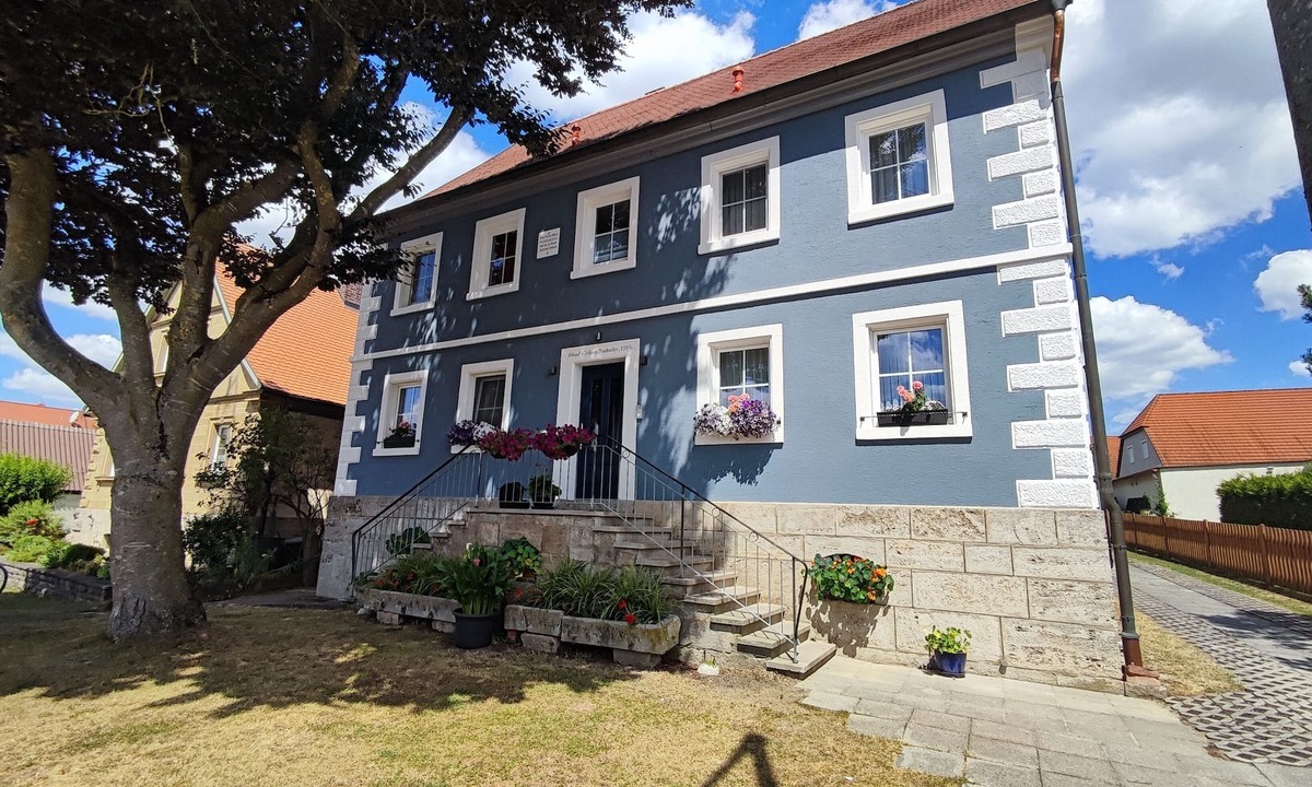 Hartershofen Apartment | Renoviertes Polizeigebäude mit Balkon, Bahnhaltestelle, 6km Nach Rothenburg odT