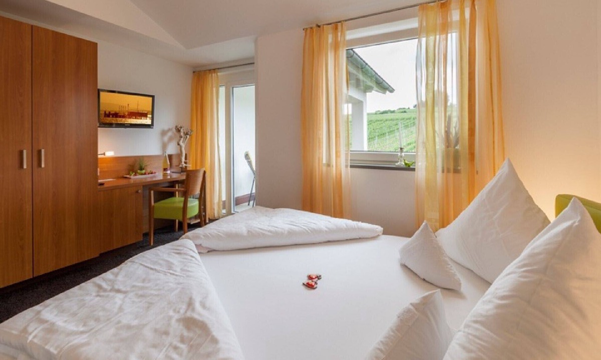 Hagnau Apartment | Room '206' with Shared Garden, Balcony and Wi-Fi