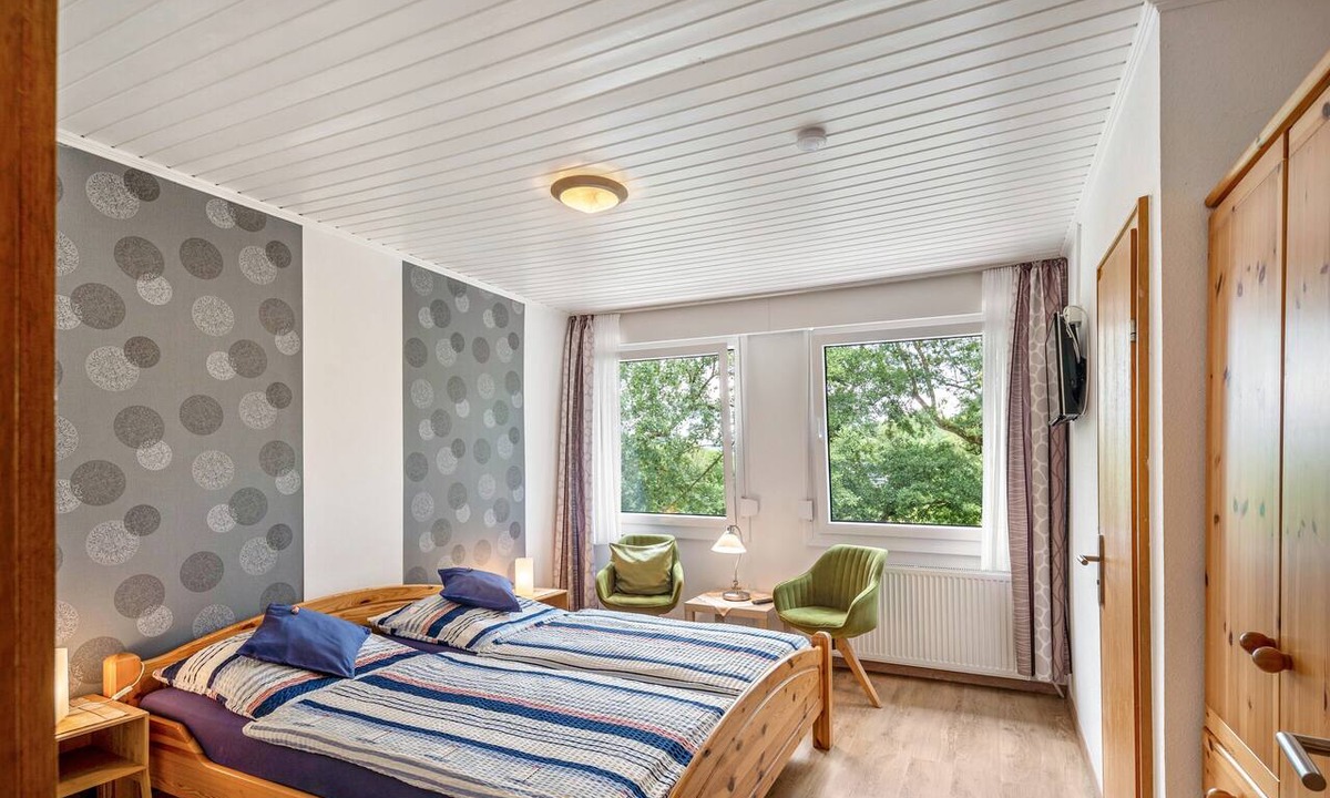 Kirchhundem Apartment | Room 'Double Room with Shower/WC' with Shared Terrace, Garden & Wi-Fi