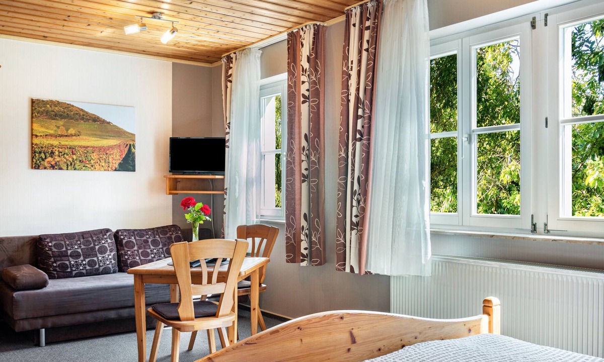 Iphofen Apartment | Room 'Lutz - Zimmer 2' with Shared Terrace, Shared Garden and Wi-Fi