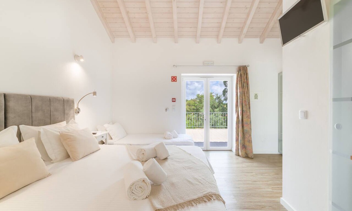 Sao Luis Apartment | Room 'Monte Do Sol 2' with Mountain View, Wi-Fi and Air Conditioning