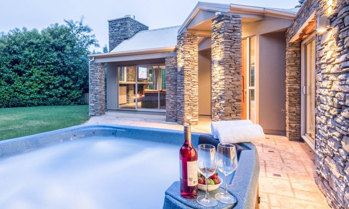 Arthur's Point House | Rustic 4-Bedroom Home in Arthurs Point