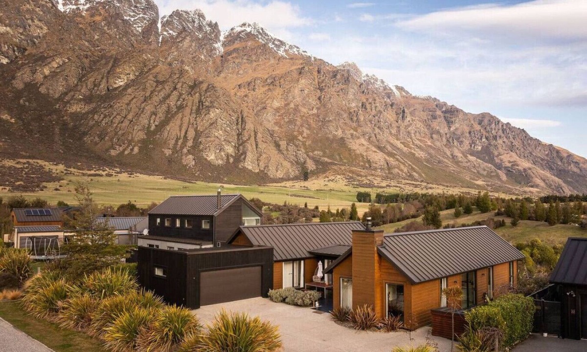 Jacks Point House | Scenic Mountainview Stay in Queenstown