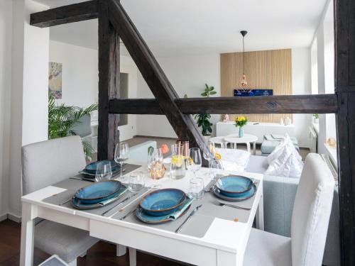 Schwerin Apartment | Schlosskönig - Modernes & zentrales Apartment mit Balkon und Arbeitsplatz