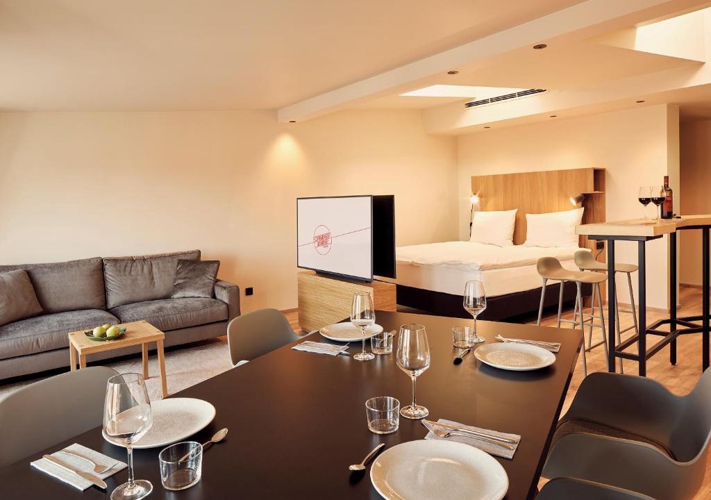 Schwabing-Ost Hotel | Schwabinger Wahrheit by Geisel