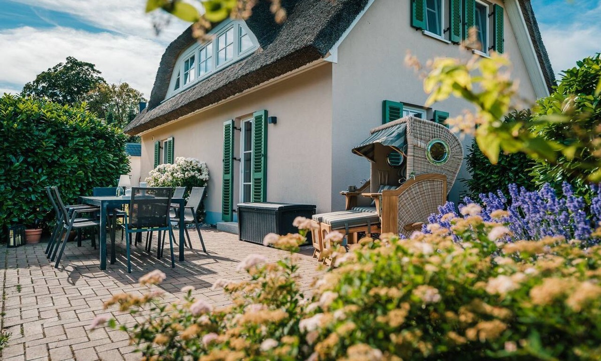 Ummanz House | Schwankes "Seeadler" Vacation Home - Thatched-roof House with Sauna & Fireplace on Rügen