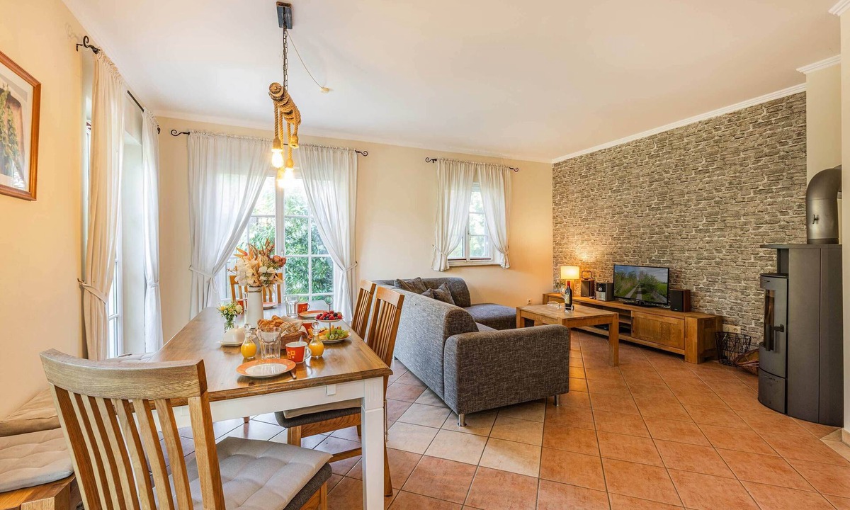 Kachlin House | Semi-detached house in Kachlin with sauna, fireplace and garden