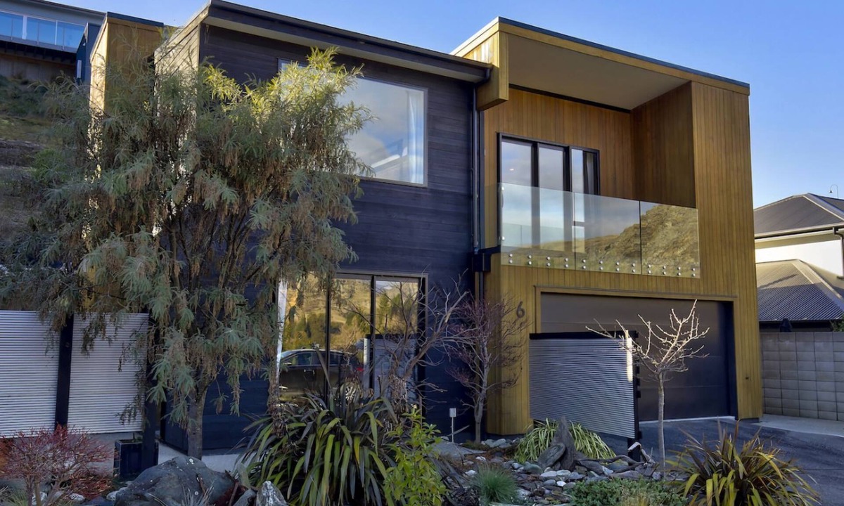 Arthur's Point House | Shotover View - Family friendly close to Coronet Peak
