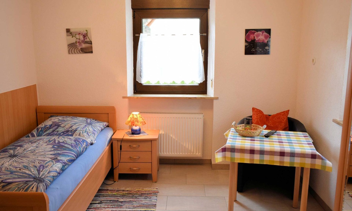 Egloffstein Apartment | Single room (shared shower/WC) - Gästehaus Grau