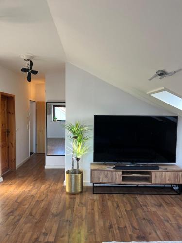 Ebersberg District Apartment | Sorglos in Poing - Messe ICM München, Flughafen, Therme Erding