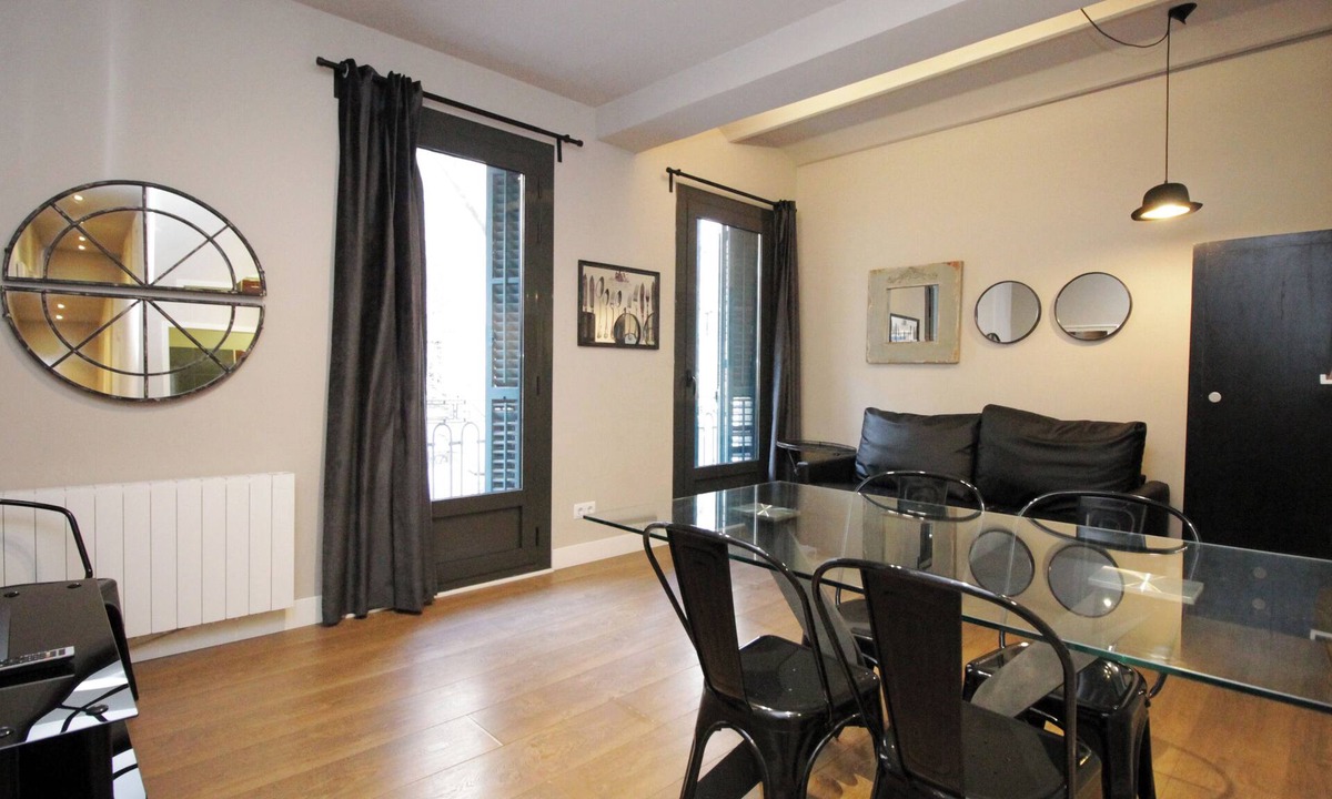 La Nova Esquerra de l'Eixample Apartment | Spacious 2 bedroom apartment with balcony in Eixample, parking possibility