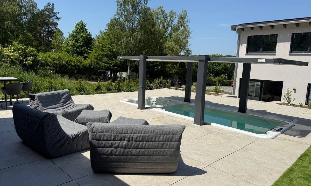 Stadtlauringen House | Spacious 4-bedroom house in at Ellertshäuser See with AC, Sauna, Pool, Whirlpool