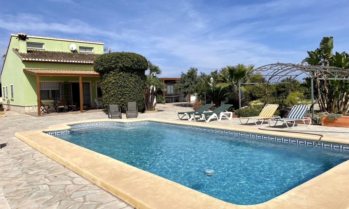 Els Poblets Villa | Spacious chalet for 11, private pool, pet-friendly, near the sea
