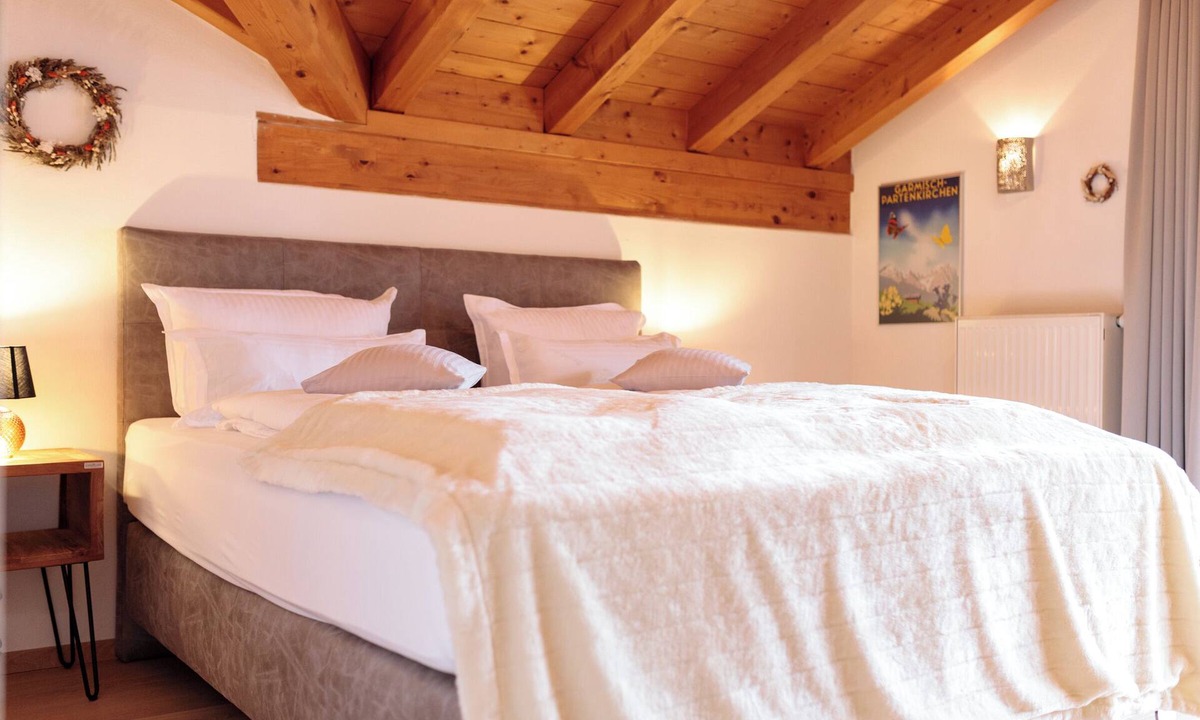 Sonnenbichl Apartment | Spacious top floor apartment for 6 people