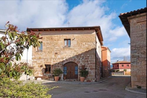 Llano de Bureba House | Spacious House in Llano de Bureba with Fireplace & Mountain View