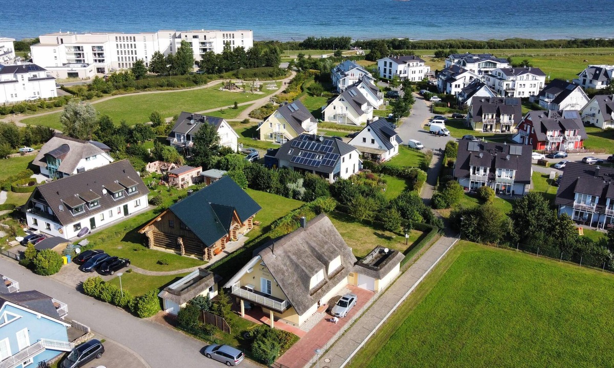 Borgerende House | Spacious Thatched Holiday Home with Garden, Terrace and Balcony near the Beach