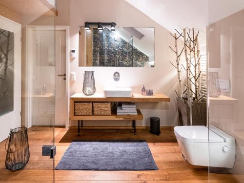 Buhlau Apartment | Stilvolles Wellnes-Refugium mit Privatsauna, Whirlwanne & Kamin im historischen Gut