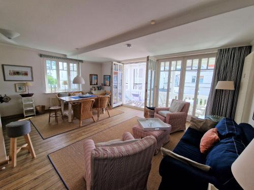 Binz Apartment | Strandvillen Binz - Ferienwohnung mit 2 Schlafzimmern und Balkon AH-720