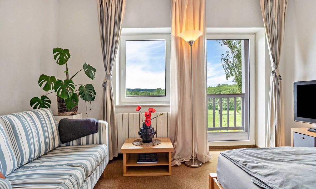 Klein Bollhagen Apartment | Studio Apartment 'Mohnrot - Fulgenhaus' with Balcony