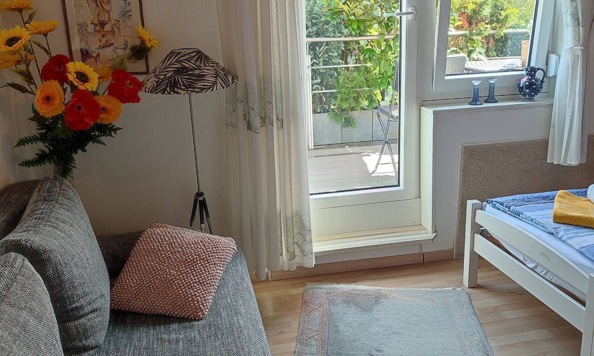Meckenbeuren Apartment | Studio Apartment 'B + E Röck' with Private Balcony and Wi-Fi
