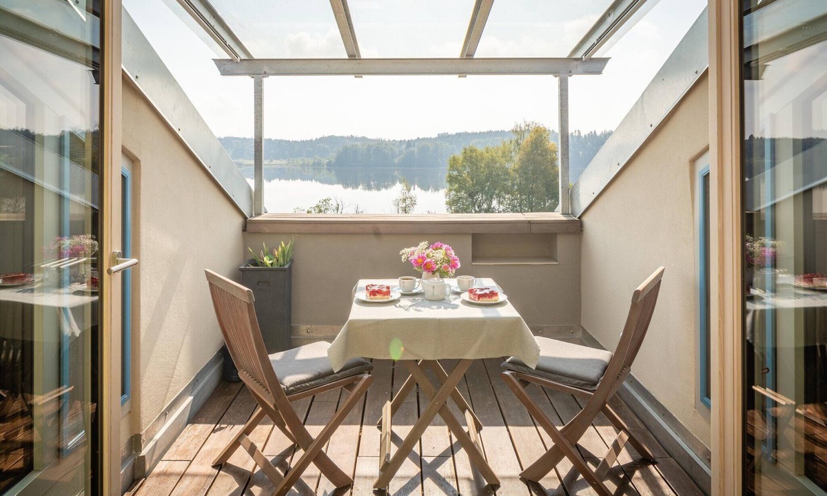 Pelham Apartment | Studio Apartment "Loggia" with Lake View, Private Garden & Wi-Fi