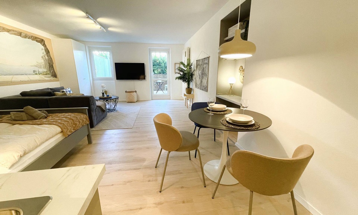 Straubing Apartment | Studio Apartment 'Zentral Mit Überdachter Terrasse' with Private Terrace and Wi-Fi