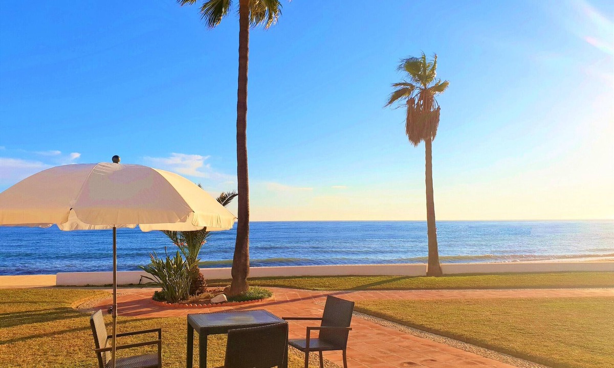 Sitio de Calahonda Ski Chalet | Stunning Beachfront House with Garden Access in Dona Lola – Calahonda, Mijas Costa CS100