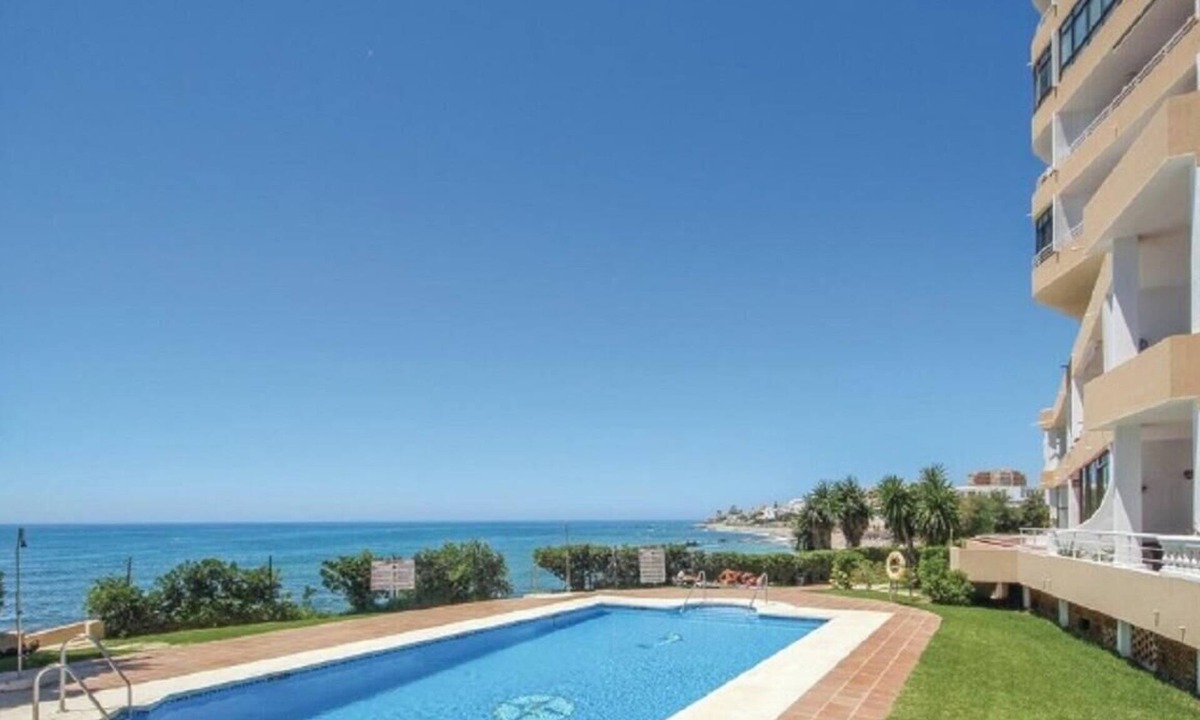 Sitio de Calahonda Apartment | stunning frontline beach studio