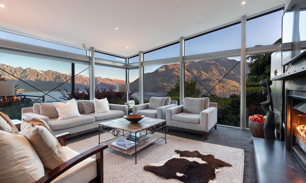 Fernhill House | Stunning lake and mountain views, spa, close to town in a peaceful neighbourhood