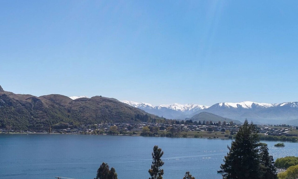 Kelvin Heights House | Stunning mountain and lake views - Private cottage
