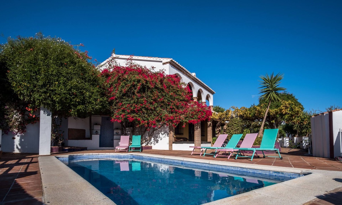 Comares House | Stunning Offers from Vine Ridge Retreats Management