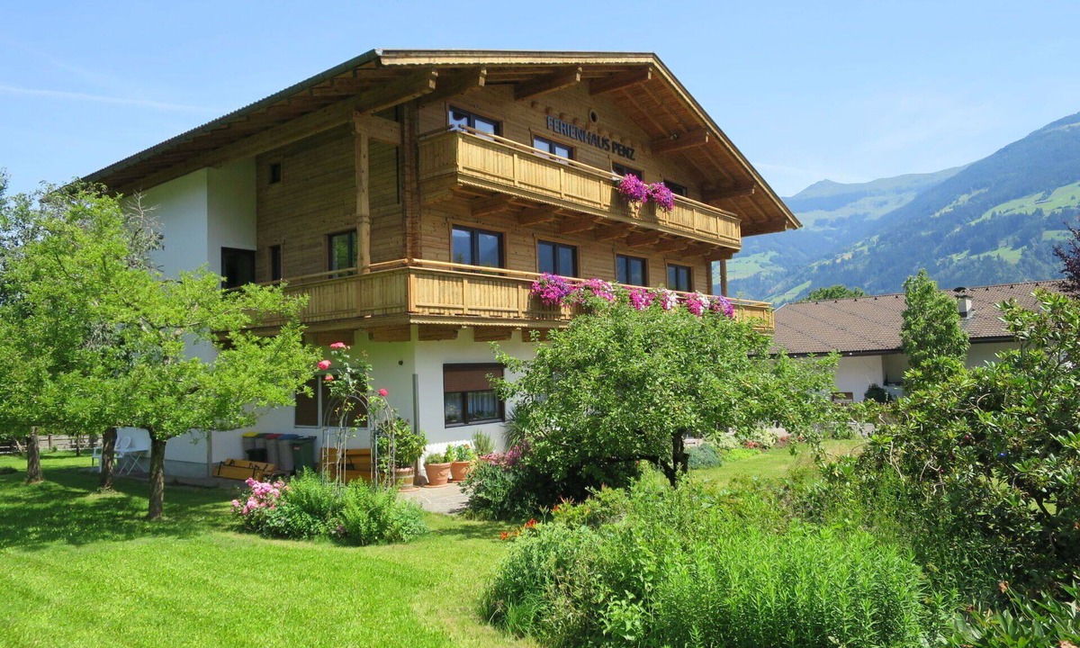 Fuegen House | Stunning private villa for 25 guests with WIFI, TV, balcony and pets allowed