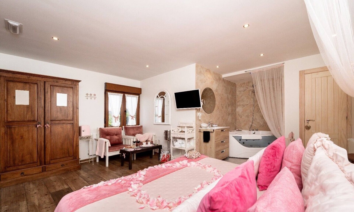 Rubayo Apartment | 'Suite Rosa' Room with Jacuzzi, Mountain Views, and Shared Terrace