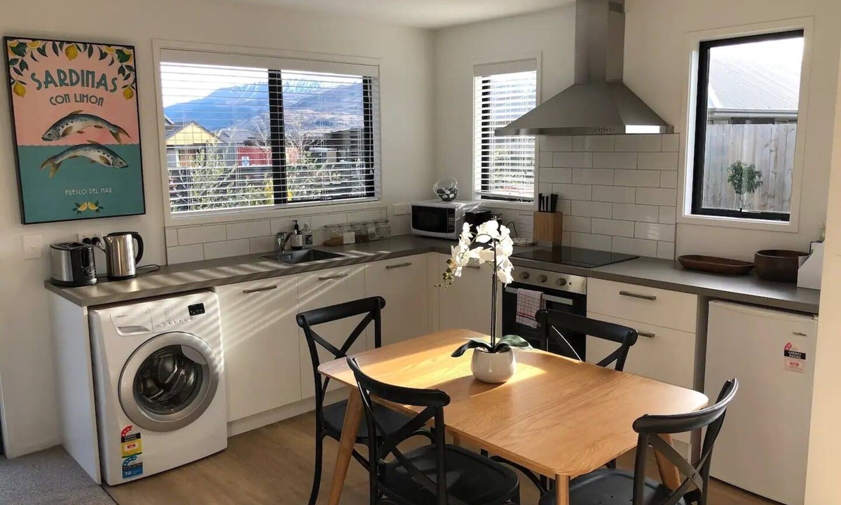 Lake Hayes House | Sunny Queenstown Cottage in Shotover Country