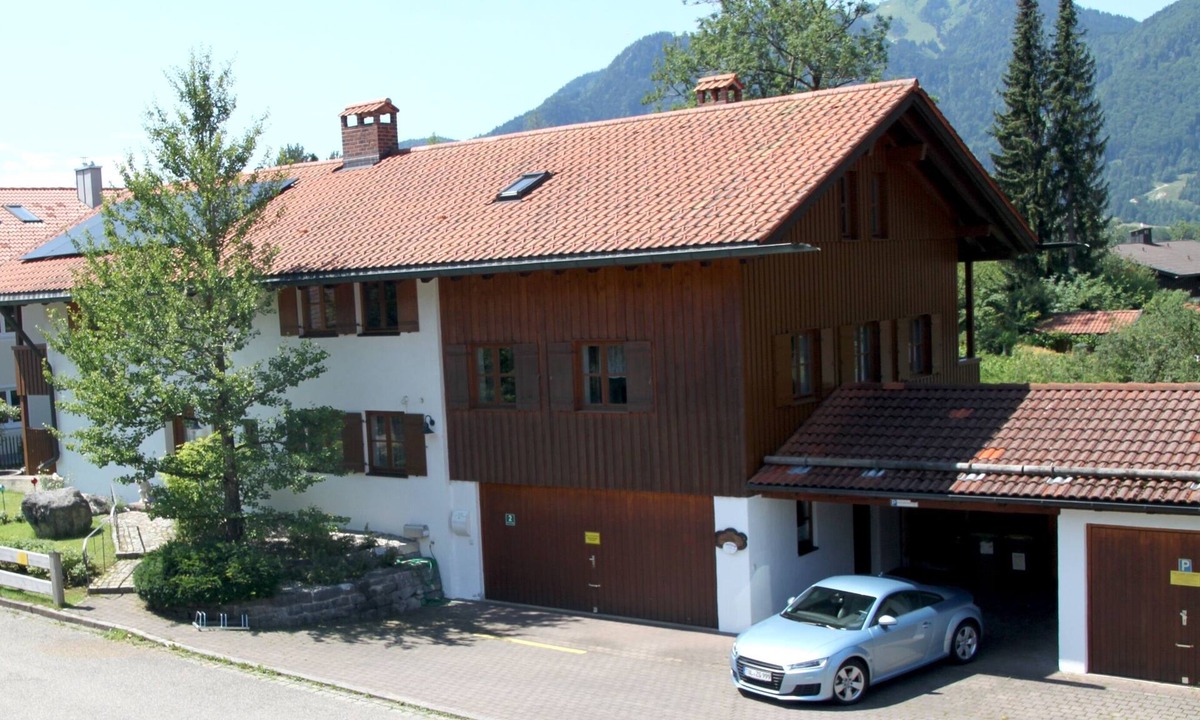 Lenggries Apartment | Sunny, quiet, central location, suitable for allergic persons. Car Port, balcony.