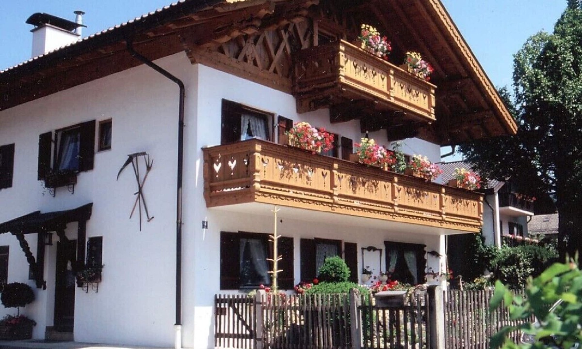 Garmisch-Partenkirchen Apartment | Sunny studio with balcony in the quiet heart of Partenkirchen