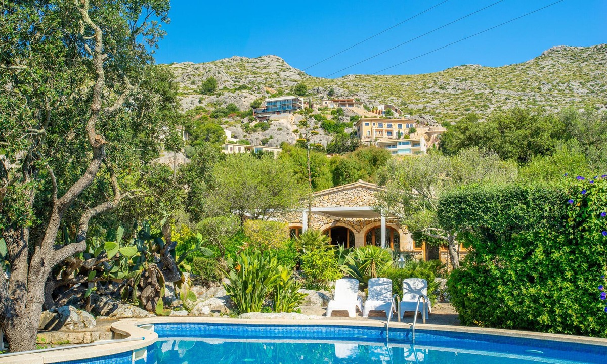 Pollensa House | Surrounded by mountains and nature, near the beach