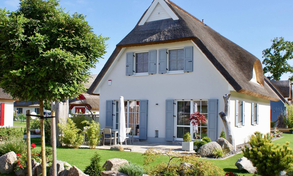 Glowe House | Thatched cottage for 8 people with an outdoor pool, near the beach & forest, sauna