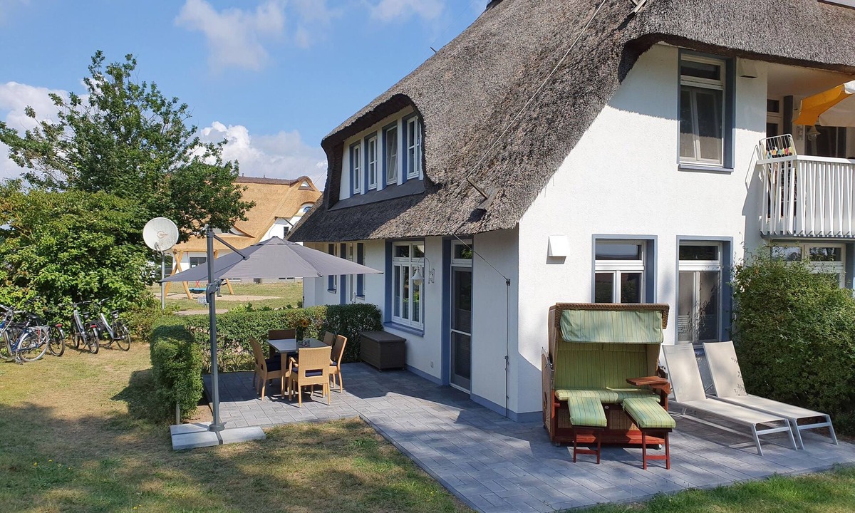Stolpe auf Usedom Apartment | Thatched roof, 2 floors, 82m², private terrace, WiFi, 6 people, 2 bedrooms, large bathroom,