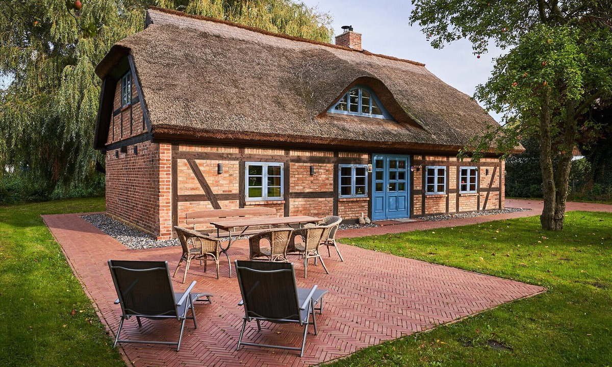 Ummanz House | Thatched roof fisherman's house - Vorpommersche Boddenlandschaft National Park - Baltic Sea